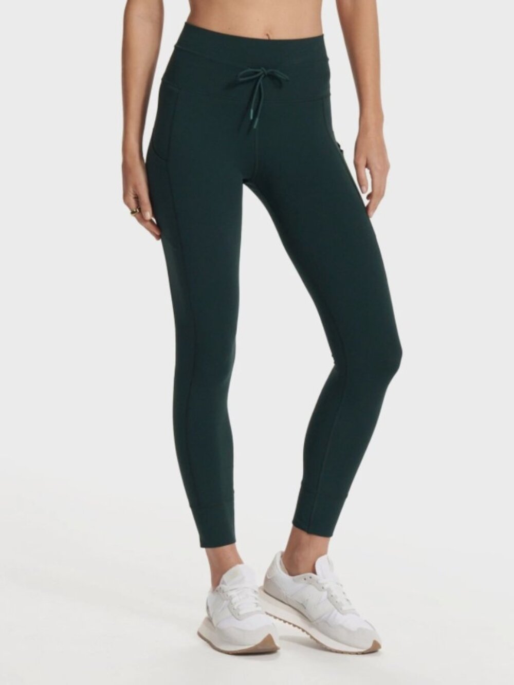 Vuori Daily Pocket Legging in Grass
